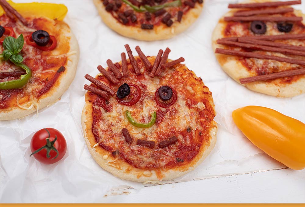 Rezepte - Lustige Pizza-Gesichter mit KnabberNossi Minis - KnabberNossi ...
